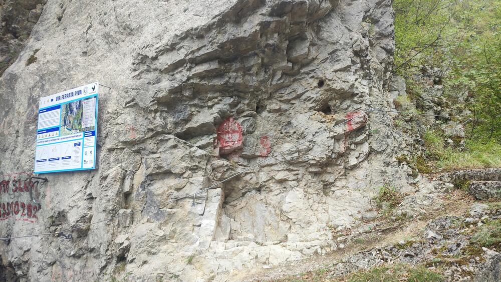 <p>Via ferrata Piva se nalazi u blizini mosta preko rijeke Pive, okružena kanjonom, na izuzetno atraktivnoj lokaciji, a prilagođena je potrebama svih turista, djelimično je pogodna i za djecu</p>