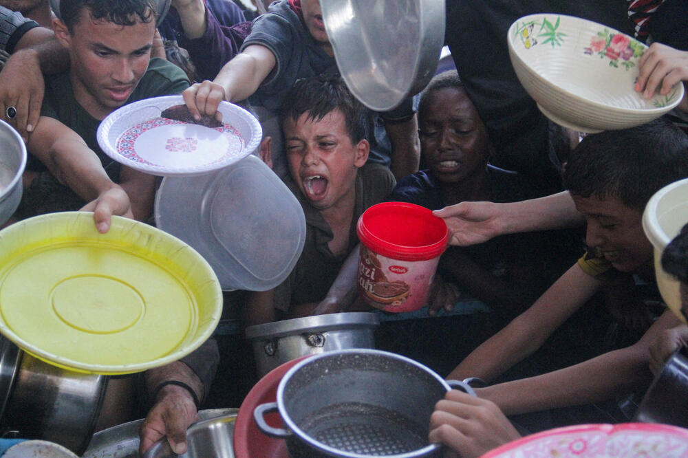 Palestinci u Gazi čekaju hranu iz humanitarne kuhinje, Foto: Rojters