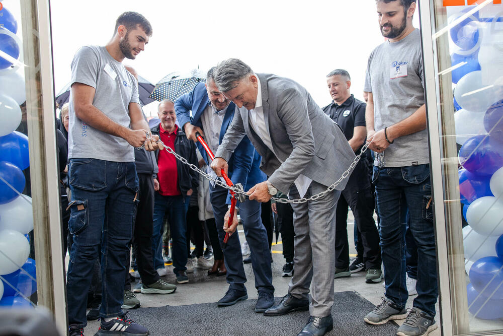 <p><em>Kompanija Okov, vodeći "uradi-sam" maloprodajni lanac u regionu, svečano je otvorila svoj novi prodajni centar u naselju Donja Gorica, na mjestu nekadašnjeg salona namještaja "Simpo". Ovo je 16. prodajni centar kompanije u Crnoj Gori i treći u Podgorici.</em></p>