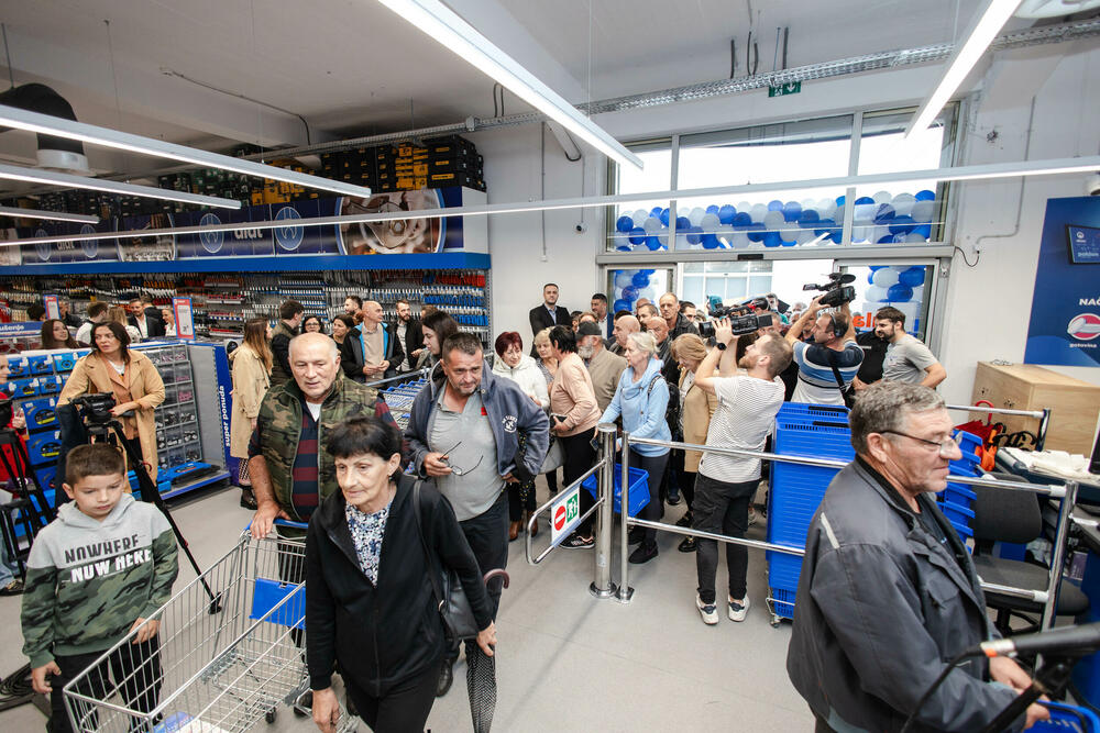 <p><em>Kompanija Okov, vodeći "uradi-sam" maloprodajni lanac u regionu, svečano je otvorila svoj novi prodajni centar u naselju Donja Gorica, na mjestu nekadašnjeg salona namještaja "Simpo". Ovo je 16. prodajni centar kompanije u Crnoj Gori i treći u Podgorici.</em></p>