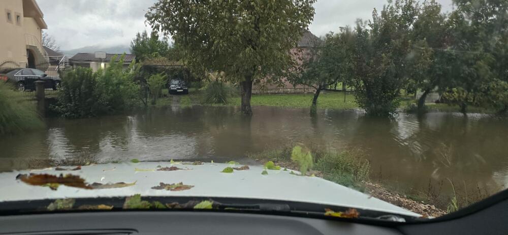 <p>"Vijestima" su iz šavničke Službe zaštite i spasavanja rekli da su na terenu, ali da zbog nivoa vode ne mogu prići kućama, ni ribnjaku koji je ugrožen.</p>