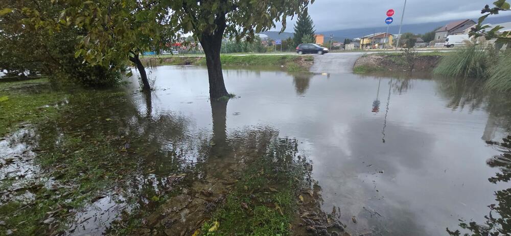 <p>"Vijestima" su iz šavničke Službe zaštite i spasavanja rekli da su na terenu, ali da zbog nivoa vode ne mogu prići kućama, ni ribnjaku koji je ugrožen.</p>