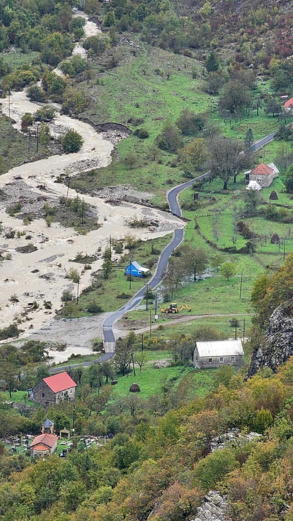 <p>"Vijestima" su iz šavničke Službe zaštite i spasavanja rekli da su na terenu, ali da zbog nivoa vode ne mogu prići kućama, ni ribnjaku koji je ugrožen.</p>