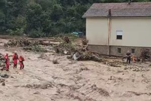 VIDEO Spasavanje osobe okružene vodenom bujicom u BiH