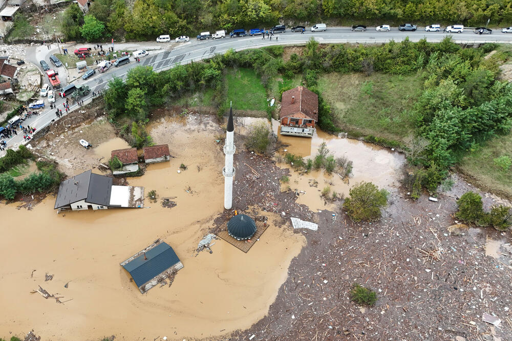 Poplavljeno stambeno naselje i džamija u Donjoj Jablanici, Foto: Reuters