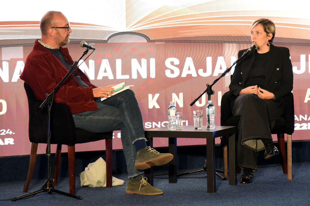 Karaulić u razgovoru sa Ljumovićem na sajmu knjiga, Foto: Luka Zekovic