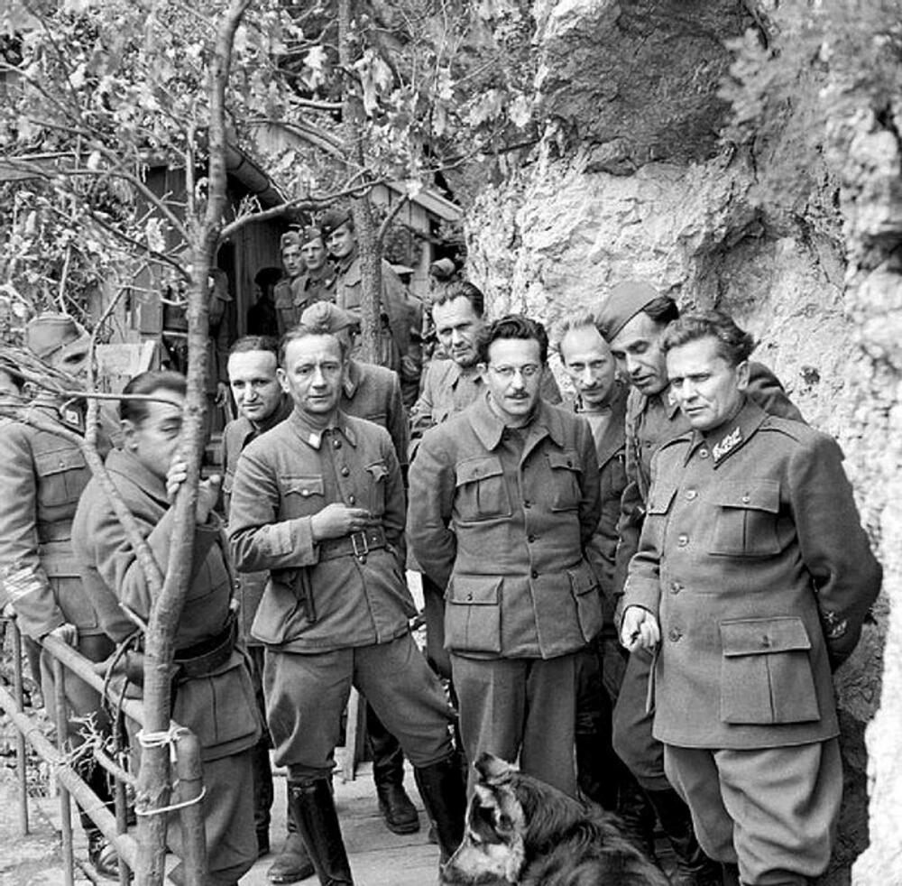 Kocbek (treći zdesna) sa Titom, Kardeljem i saborcima maja 1944. godine