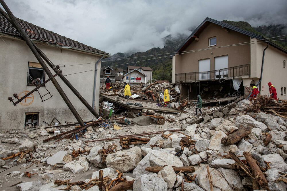 Spasioci među ruševinama nakon klizišta u poplavljenom selu Donja Jablanica, Foto: Reuters