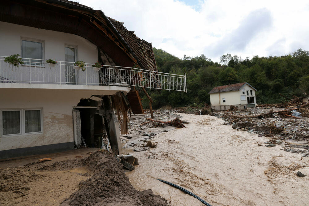 Porušene kuće u poplavljenom stambenom naselju u Buturović Polju, Foto: Reuters