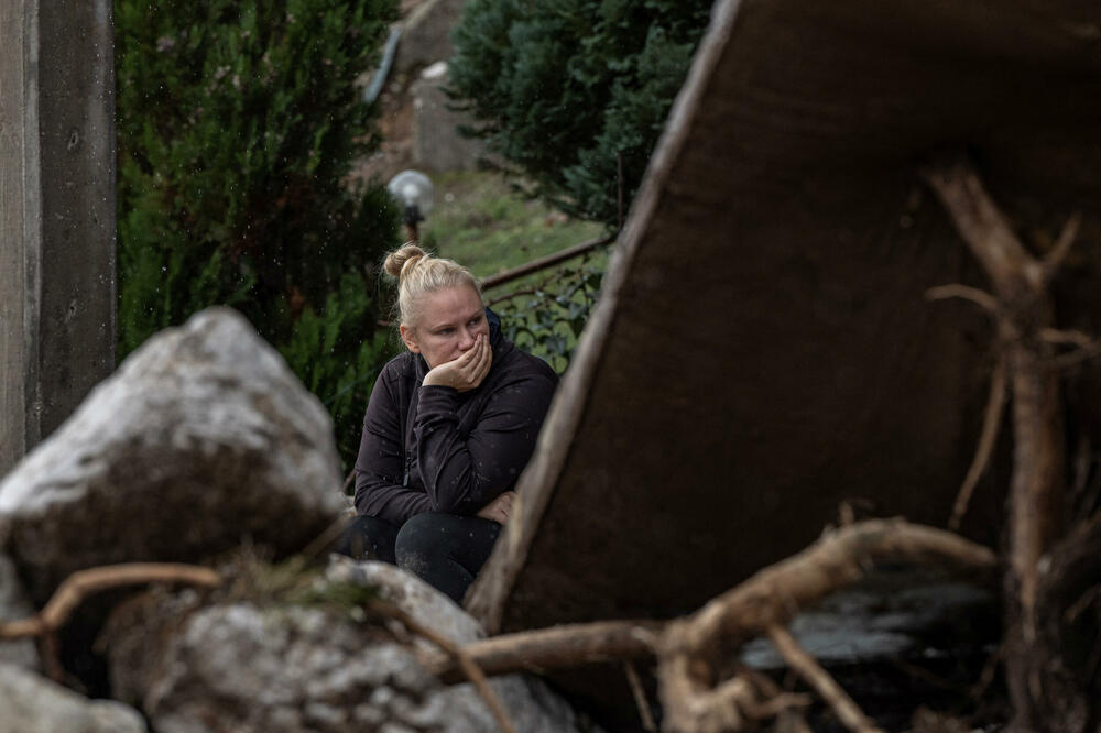 Žena sjedi među ruševinama nakon klizišta u poplavljenom selu Donja Jablanica, Foto: Reuters/Marko Đurica