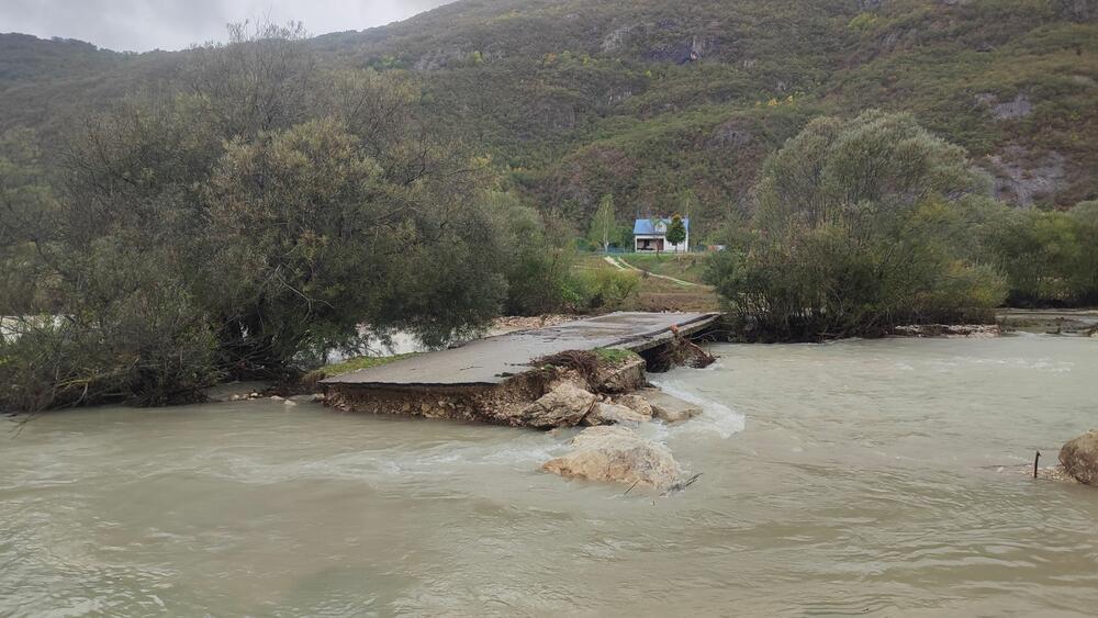 <p>Dva mosta su odnesena, put uništen, nemamo vode i struje, mještani i turisti su zarobljeni. Opština Šavnik daje sve od sebe da pomogne, čekamo da reaguju Vlada i nadležne službe, kaže Božidar Stijepović</p>