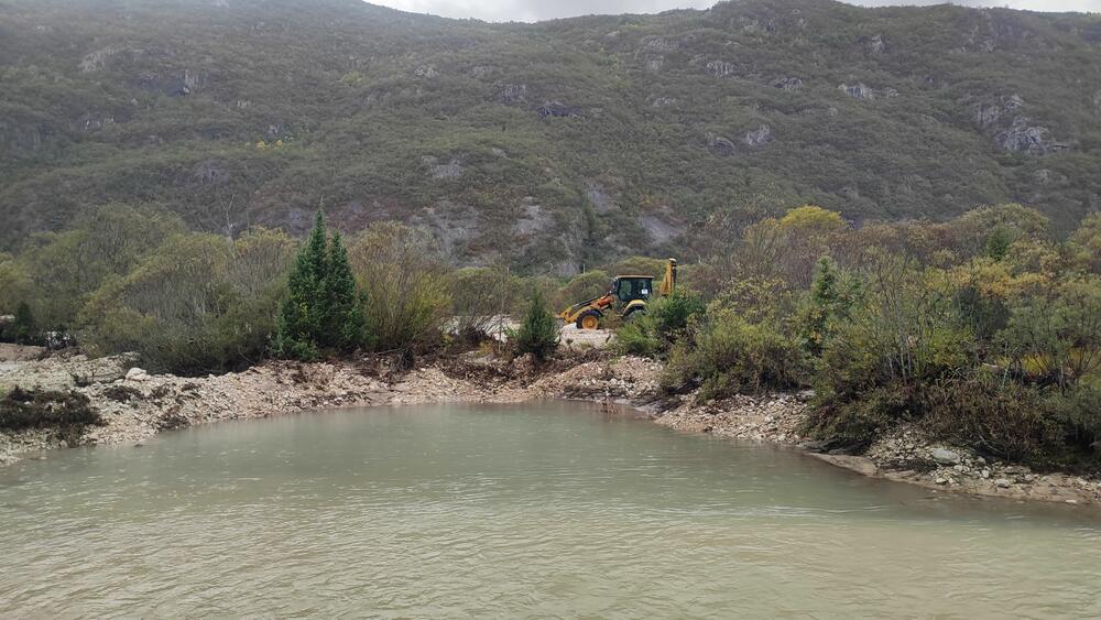 <p>Dva mosta su odnesena, put uništen, nemamo vode i struje, mještani i turisti su zarobljeni. Opština Šavnik daje sve od sebe da pomogne, čekamo da reaguju Vlada i nadležne službe, kaže Božidar Stijepović</p>