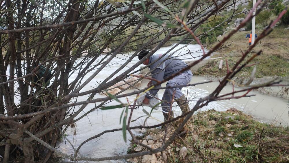 <p>Dva mosta su odnesena, put uništen, nemamo vode i struje, mještani i turisti su zarobljeni. Opština Šavnik daje sve od sebe da pomogne, čekamo da reaguju Vlada i nadležne službe, kaže Božidar Stijepović</p>