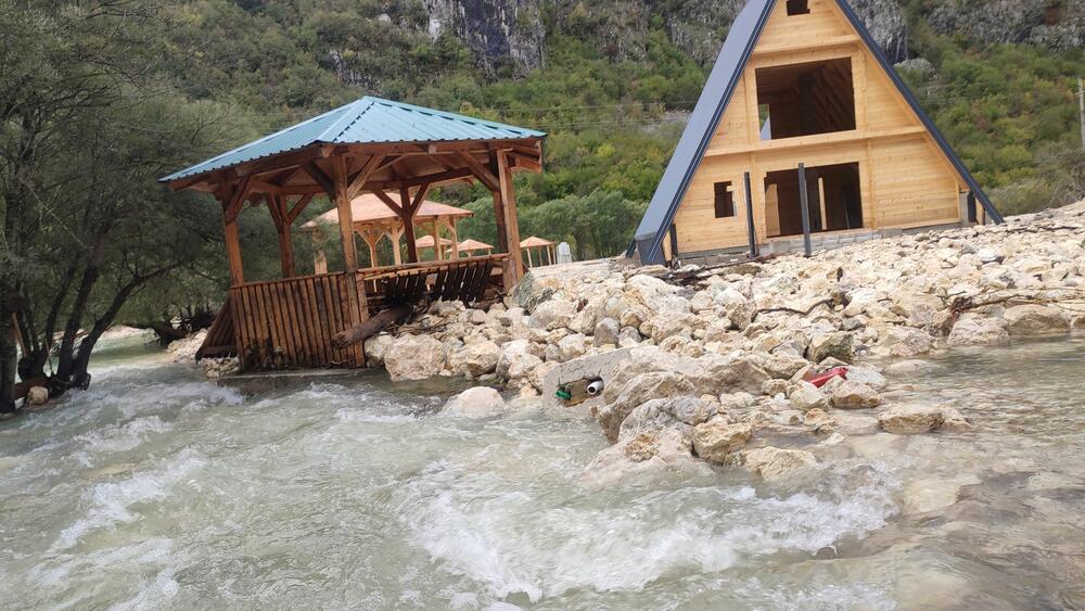 <p>Dva mosta su odnesena, put uništen, nemamo vode i struje, mještani i turisti su zarobljeni. Opština Šavnik daje sve od sebe da pomogne, čekamo da reaguju Vlada i nadležne službe, kaže Božidar Stijepović</p>