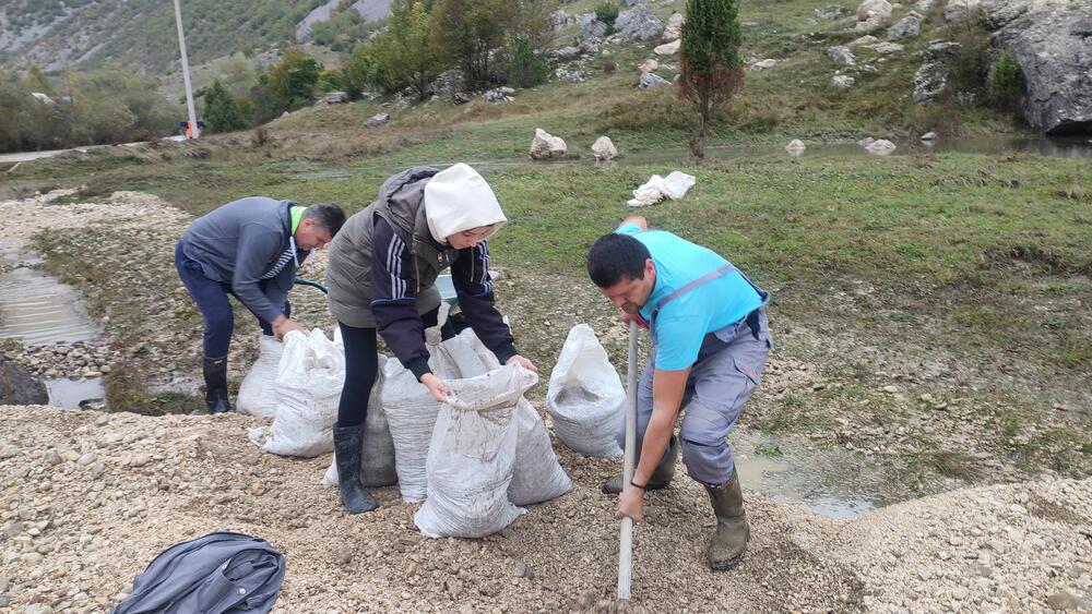 <p>Dva mosta su odnesena, put uništen, nemamo vode i struje, mještani i turisti su zarobljeni. Opština Šavnik daje sve od sebe da pomogne, čekamo da reaguju Vlada i nadležne službe, kaže Božidar Stijepović</p>