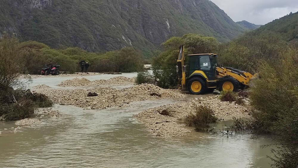 <p>Dva mosta su odnesena, put uništen, nemamo vode i struje, mještani i turisti su zarobljeni. Opština Šavnik daje sve od sebe da pomogne, čekamo da reaguju Vlada i nadležne službe, kaže Božidar Stijepović</p>