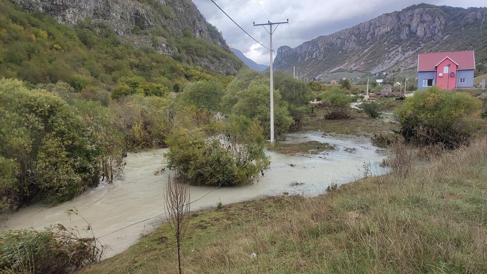 <p>Dva mosta su odnesena, put uništen, nemamo vode i struje, mještani i turisti su zarobljeni. Opština Šavnik daje sve od sebe da pomogne, čekamo da reaguju Vlada i nadležne službe, kaže Božidar Stijepović</p>