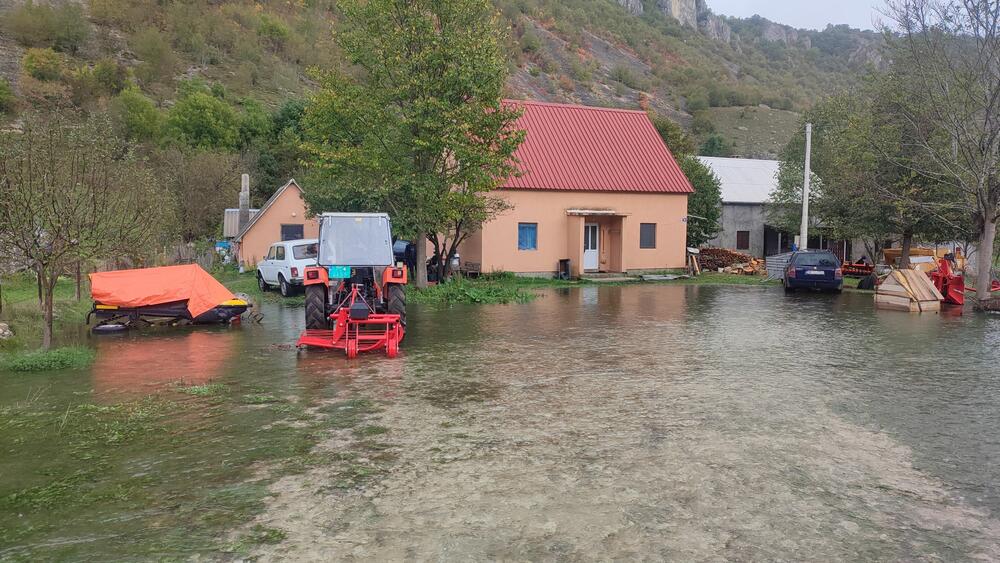 <p>Dva mosta su odnesena, put uništen, nemamo vode i struje, mještani i turisti su zarobljeni. Opština Šavnik daje sve od sebe da pomogne, čekamo da reaguju Vlada i nadležne službe, kaže Božidar Stijepović</p>