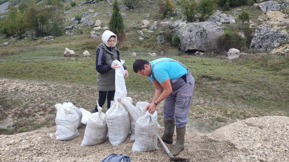 <p>Dva mosta su odnesena, put uništen, nemamo vode i struje, mještani i turisti su zarobljeni. Opština Šavnik daje sve od sebe da pomogne, čekamo da reaguju Vlada i nadležne službe, kaže Božidar Stijepović</p>