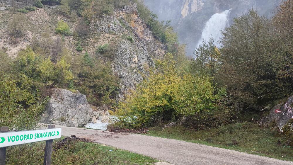 <p>Dva mosta su odnesena, put uništen, nemamo vode i struje, mještani i turisti su zarobljeni. Opština Šavnik daje sve od sebe da pomogne, čekamo da reaguju Vlada i nadležne službe, kaže Božidar Stijepović</p>