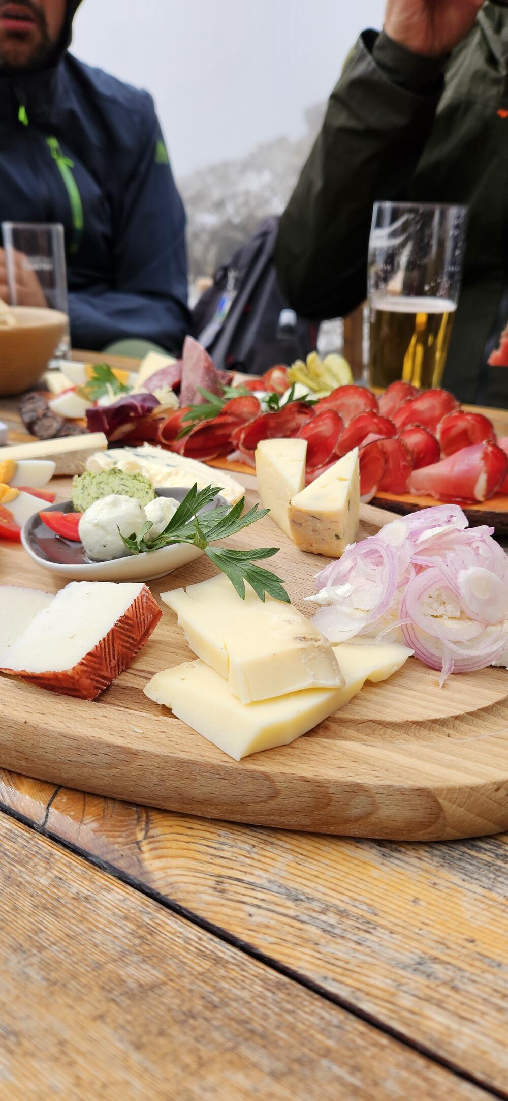 Meze i piće u domu Forcella Pian Di Cengia za šest osoba koštalo je oko 70 eura