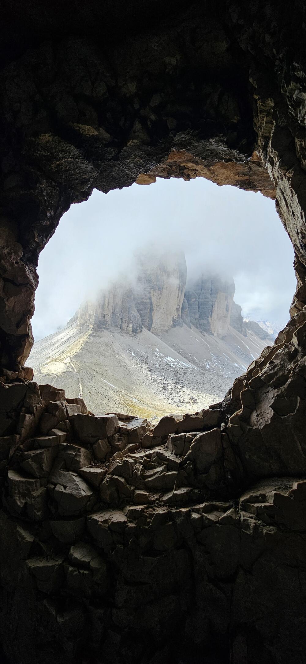 Pogled na Tre Cime tokom uspona na Monte Paterno iz jedne od pećina na stazi