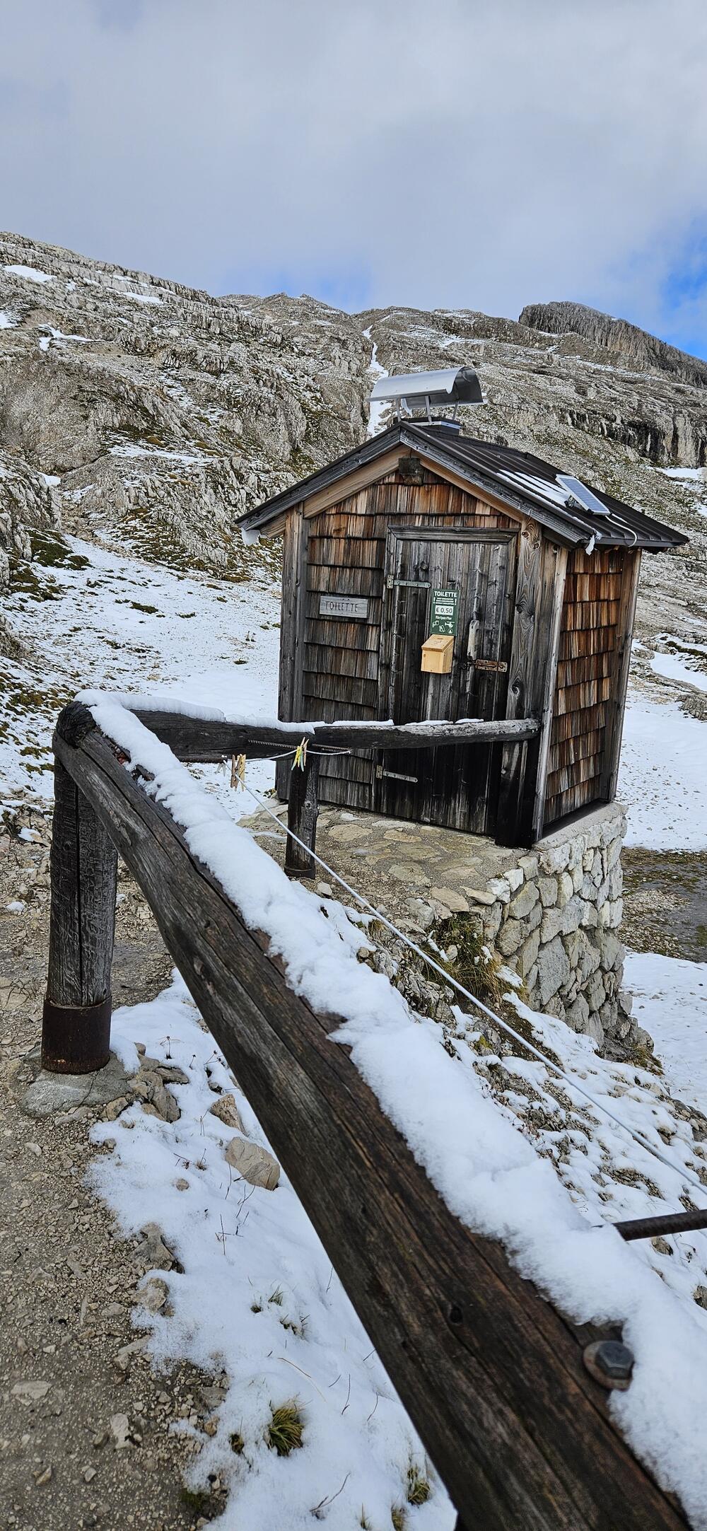 Poljski ve-ce pored doma Forcella Pian Di Cengia, na preko 2.500 metara