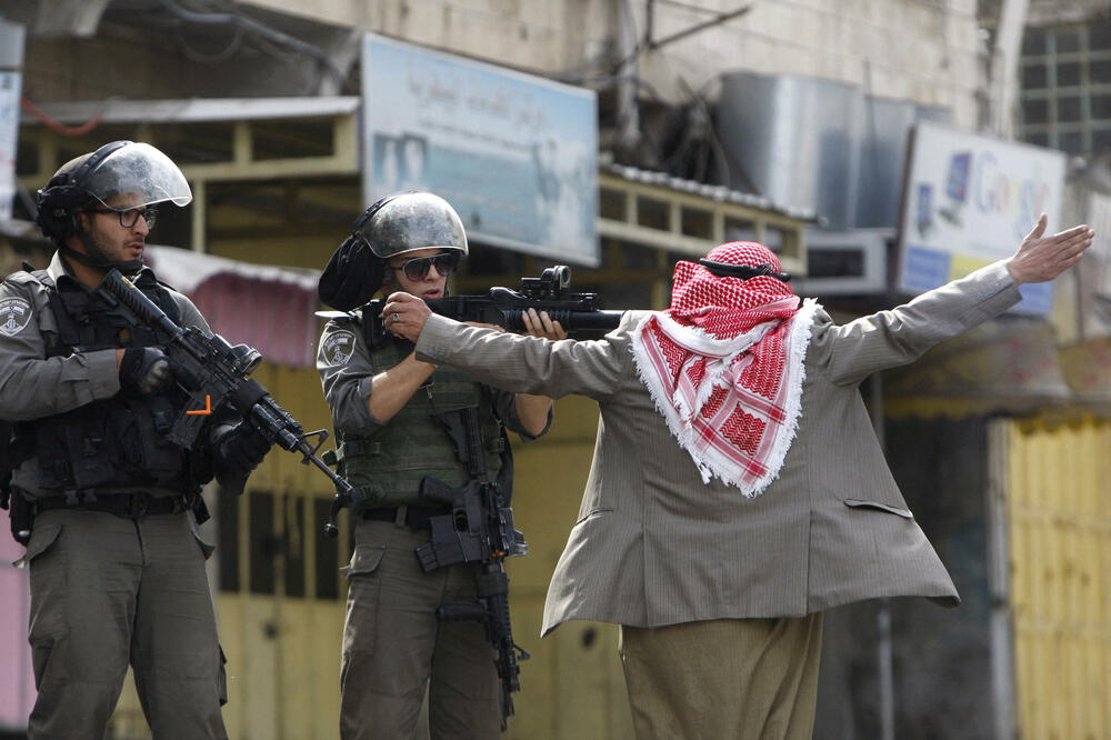 Stariji Palestinac tijelom onemogućava izraelskom vojniku da puca, Foto: REUTERS