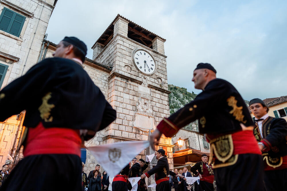 <p>Proces Brdo-Brioni zajednička je slovenačko-hrvatska inicijativa pokrenuta 2010. godine, osnovana radi jačanja uzajamnog povjerenja i pomoći zemljama Zapadnog Balkana na putu ka Evropskoj uniji. Članovi inicijative su i Crna Gora, Srbija, Albanija, Sjeverna Makedonija, Bosna i Hercegovina i Kosovo</p>