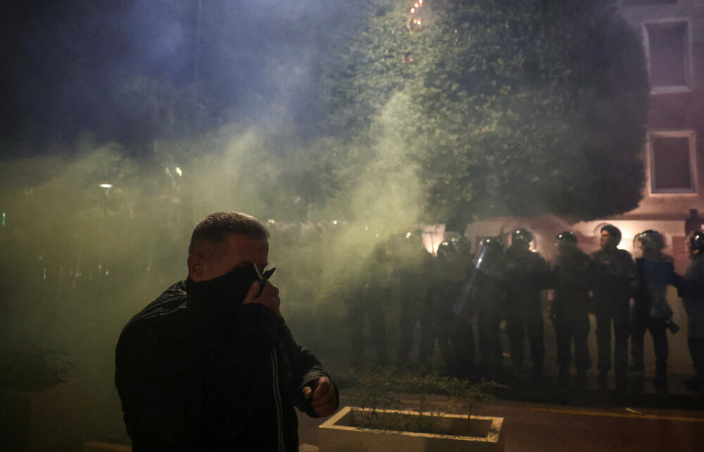 <p>Konzervativna opozicija optužuje ljevičarsku vladu da manipuliše prijevremenim izborima i da uzurpira vlast, uključujući pravosuđe</p>