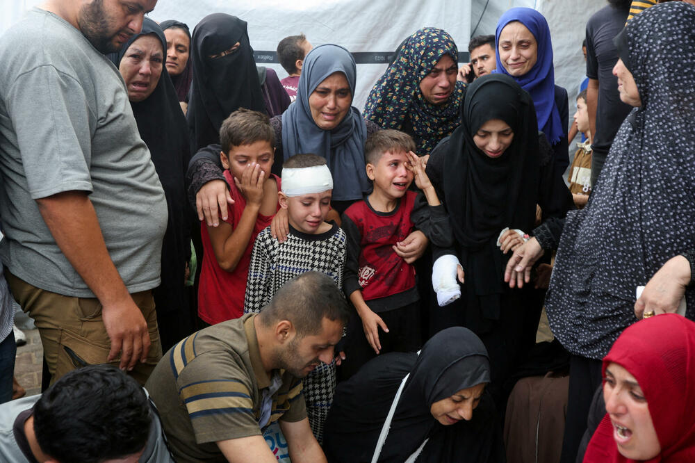 Palestinci oplakuju žrtve izraelskih napada, u bolnici u Deir al Balahu, Foto: Rojters