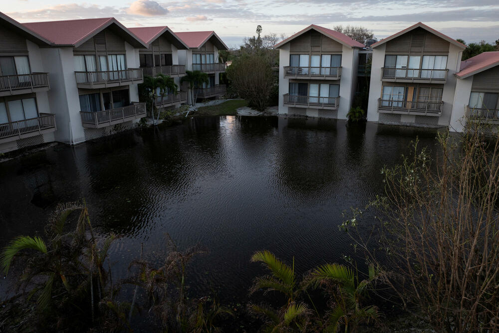 <p>Više od milion i po ljudi je evakuisano, više od dva miliona ljudi nema struje, brojna područja su poplavljena, nivo mora raste, te su zabilježene ekstremne količine kiše</p>