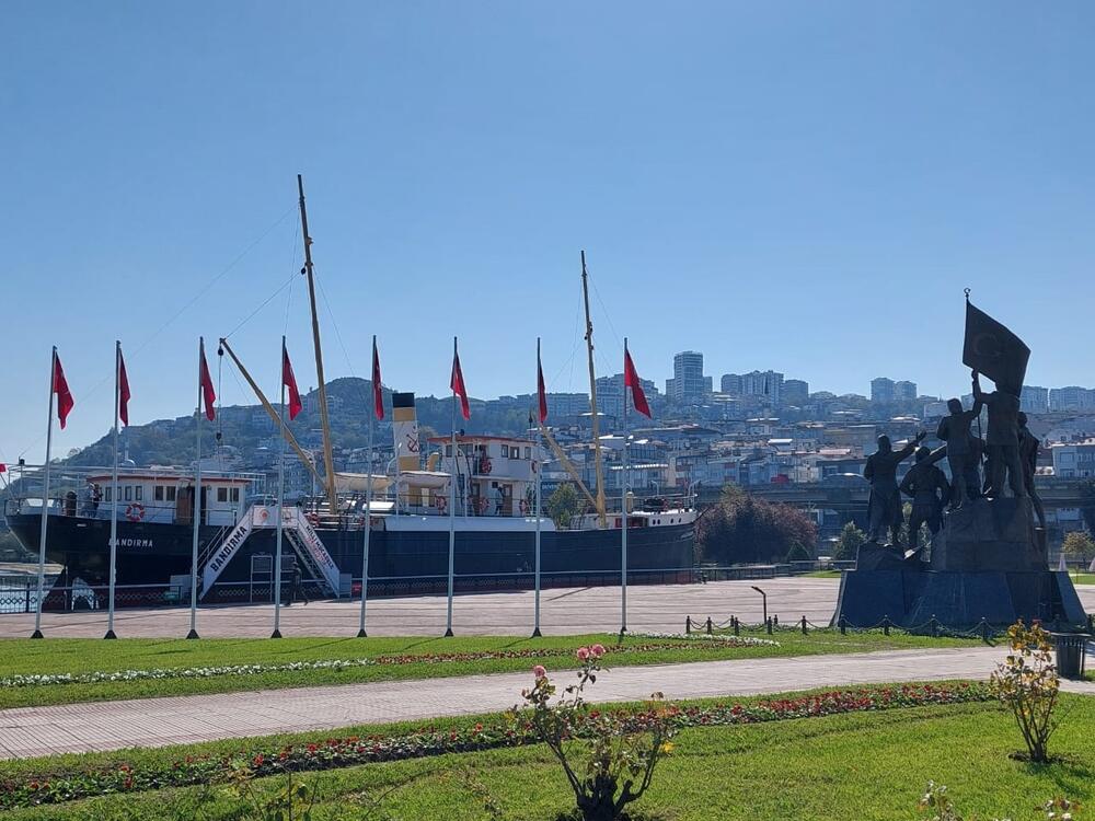 <p>Samsun sa hiljadu boja - domaćin utakmice između Crne Gore i Turske bilo je veliko i neobično mjesto pored Crnog mora</p>