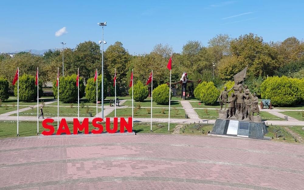 <p>Samsun sa hiljadu boja - domaćin utakmice između Crne Gore i Turske bilo je veliko i neobično mjesto pored Crnog mora</p>