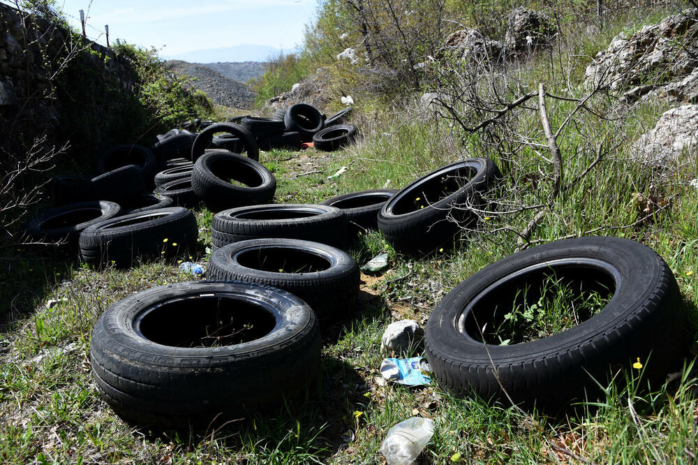 Otpadne gume se nalaze na livadama, poljima, dolinama rijeka: snimak iz Doljana, 2022. godina, Foto: Luka Zekovic