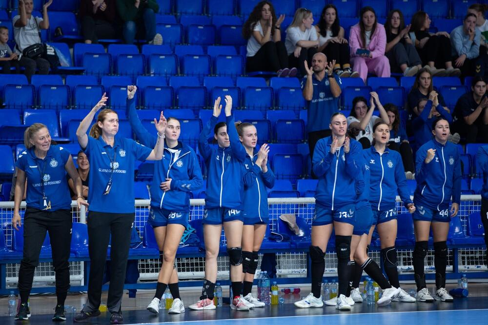 Bojana Popović i klupa Budućnosti tokom meča sa Ludvigsburgom, Foto: Dejan Starčević/ŽRK Budućnost