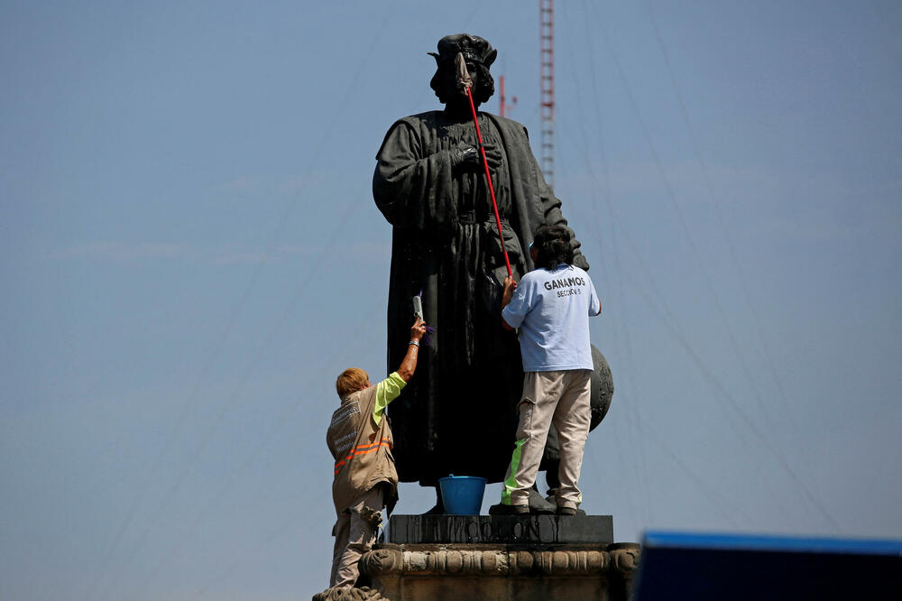 Radnici u Meksiko Sitiju čiste Kolumbovu statuu, Foto: Reuters