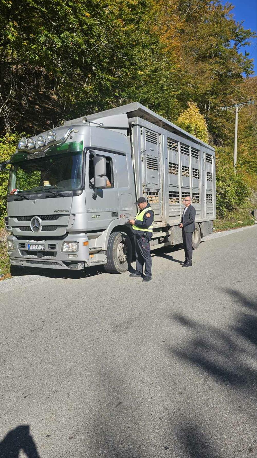 <p>Kolašinska lokalna uprava nedavno je postavila horizontalnu i vertiklalnu signalizaciju na kraćoj dionici od grada ka tunelu, a najavljeno je da će put naredne godine biti rekonstruisan</p>