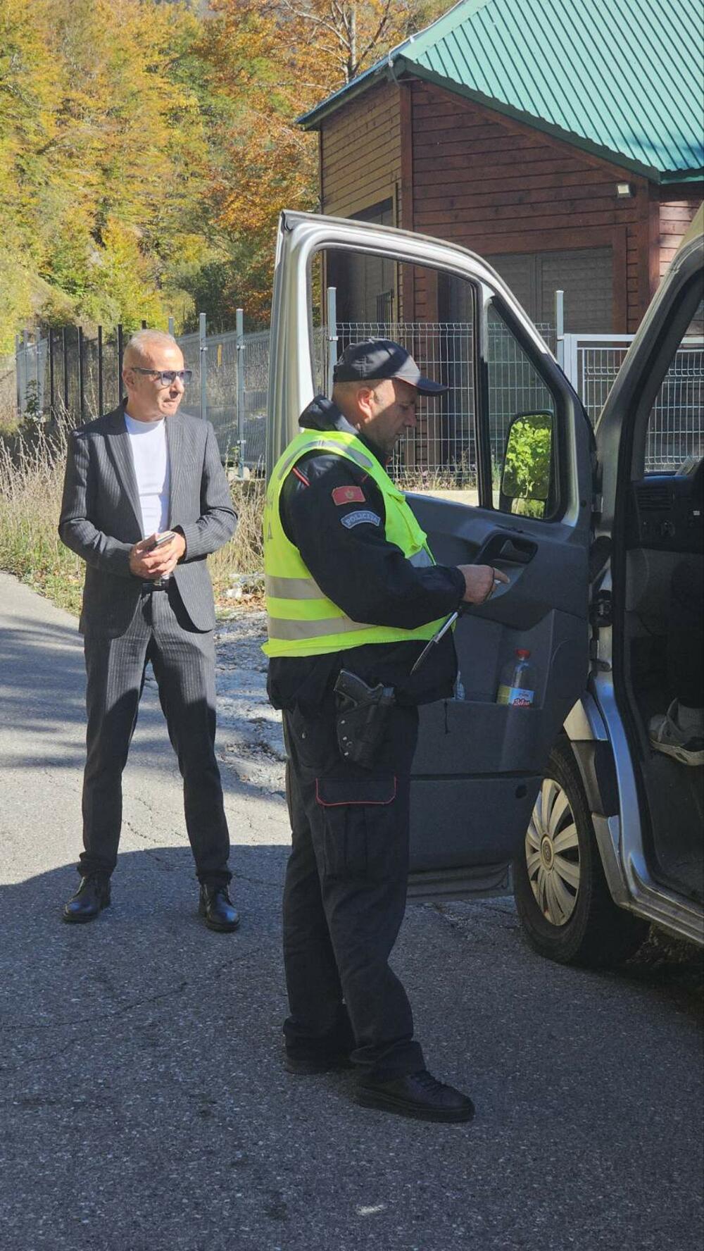 <p>Kolašinska lokalna uprava nedavno je postavila horizontalnu i vertiklalnu signalizaciju na kraćoj dionici od grada ka tunelu, a najavljeno je da će put naredne godine biti rekonstruisan</p>