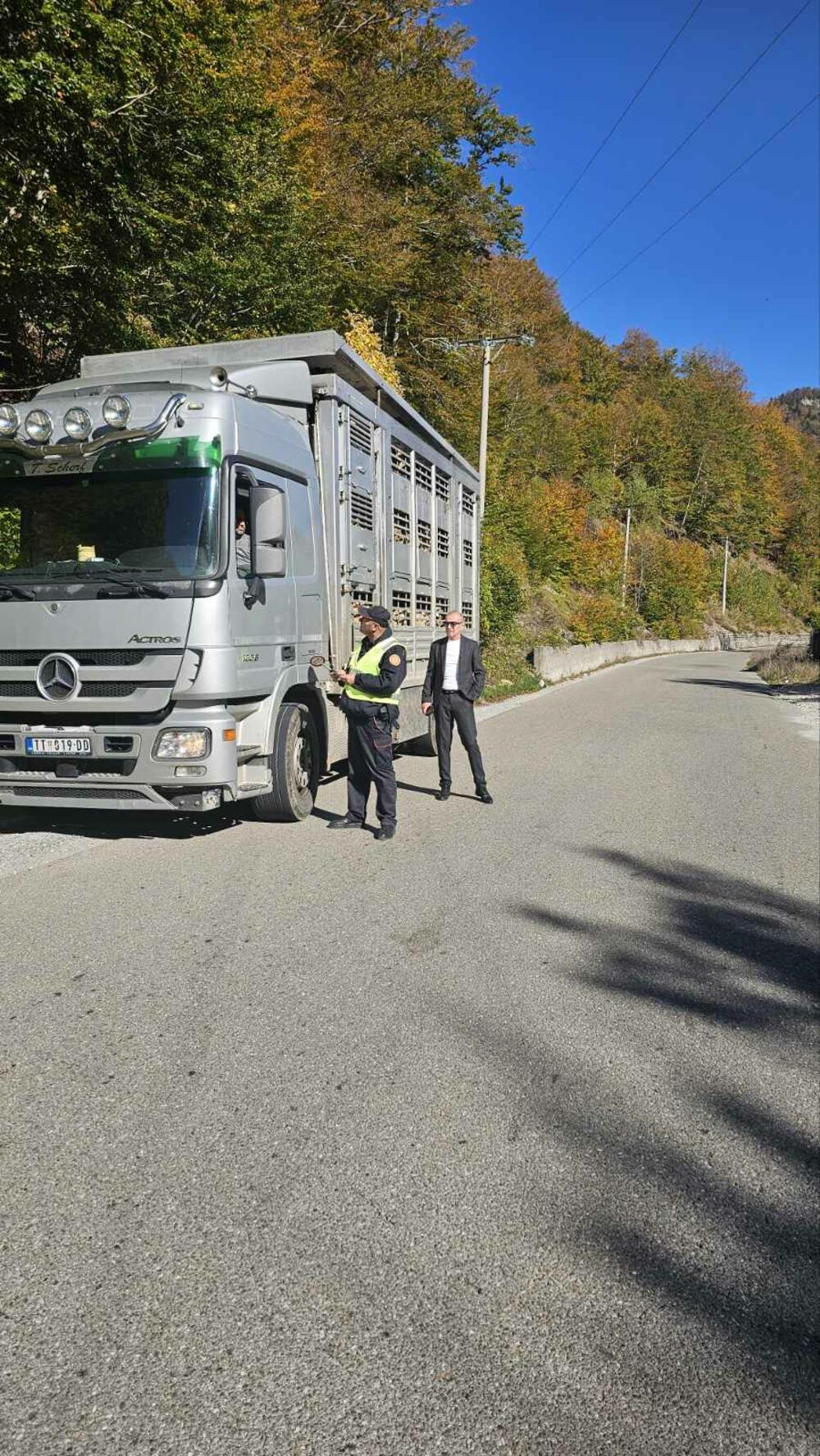 <p>Kolašinska lokalna uprava nedavno je postavila horizontalnu i vertiklalnu signalizaciju na kraćoj dionici od grada ka tunelu, a najavljeno je da će put naredne godine biti rekonstruisan</p>