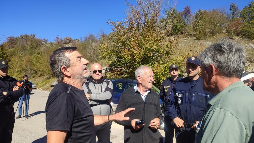 <p>Mještani su se okupili jer ne dozvoljavaju da zaražena stoka na pomenutom lokalitetu bude zakopana</p>