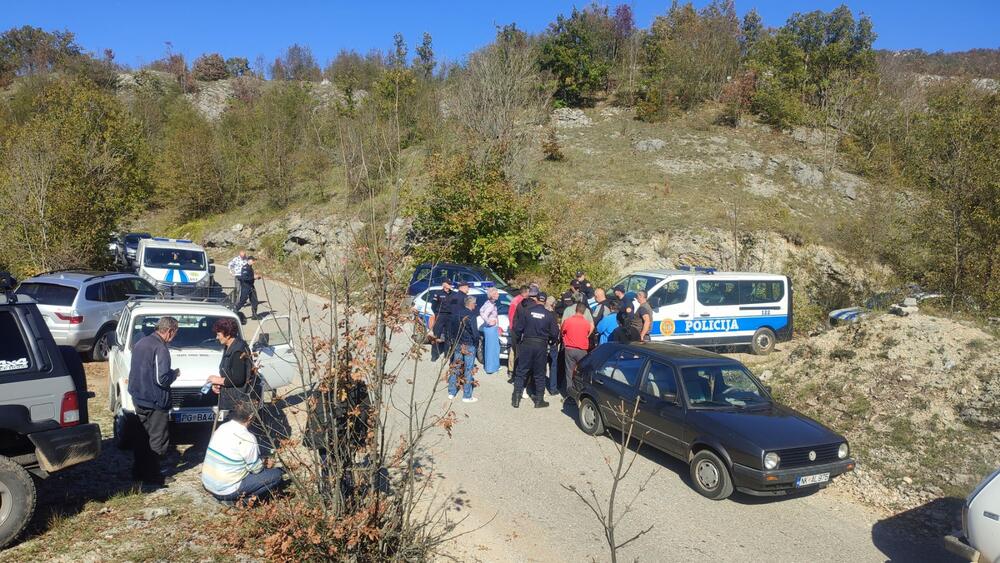 <p>Mještani su se okupili jer ne dozvoljavaju da zaražena stoka na pomenutom lokalitetu bude zakopana</p>