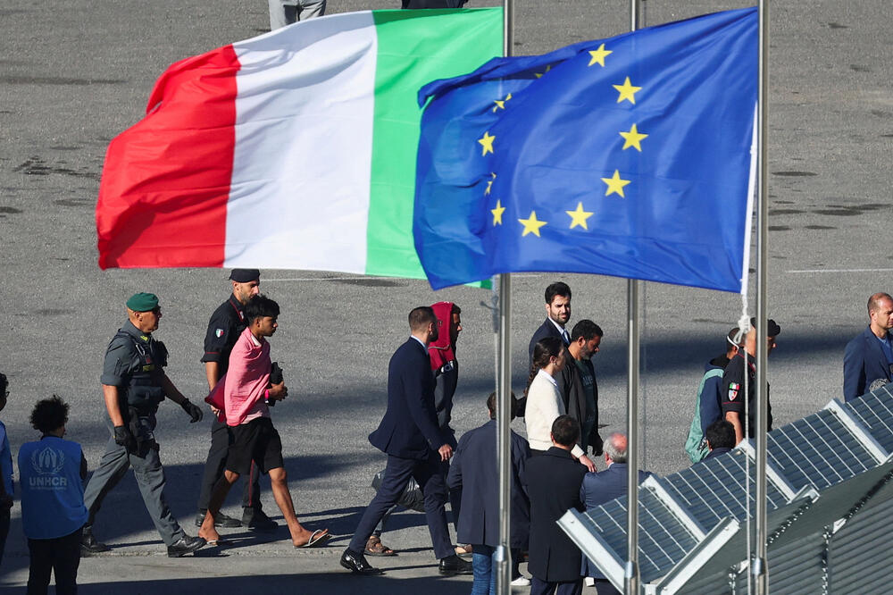 Migranti stižu u italijanski kamp u Albaniji, Foto: REUTERS