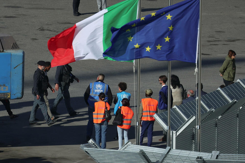 Italijanski brod sa migrantima dolazi u Albaniju, Foto: Reuters