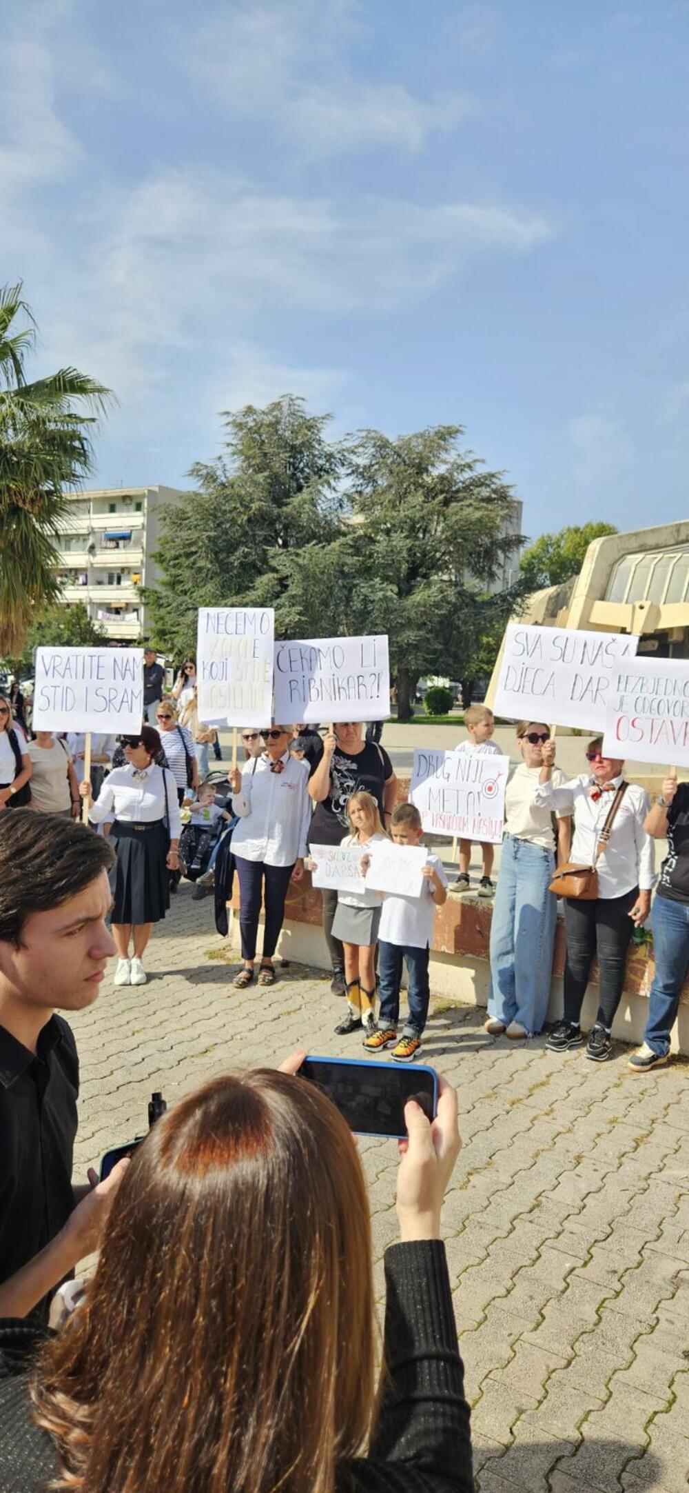 <p>"Predlažemo da svaka škola mora imati zaštitara, kako bi naša djeca bila sigurna u obrazovnim ustanovama", kazala je porodica ranjenog učenika Gimnazije "Niko Rolović"</p>