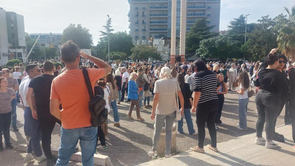 <p>"Predlažemo da svaka škola mora imati zaštitara, kako bi naša djeca bila sigurna u obrazovnim ustanovama", kazala je porodica ranjenog učenika Gimnazije "Niko Rolović"</p>