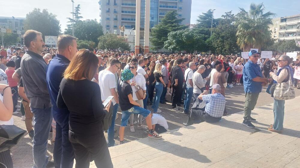 <p>"Predlažemo da svaka škola mora imati zaštitara, kako bi naša djeca bila sigurna u obrazovnim ustanovama", kazala je porodica ranjenog učenika Gimnazije "Niko Rolović"</p>