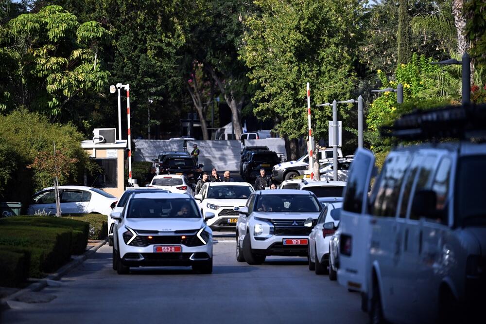 Izraelski bezbjednjaci na ulicama Cezareje, grada u kojem se nalazi Netanjahuova rezidencija koja je gađana dronom, Foto: Reuters