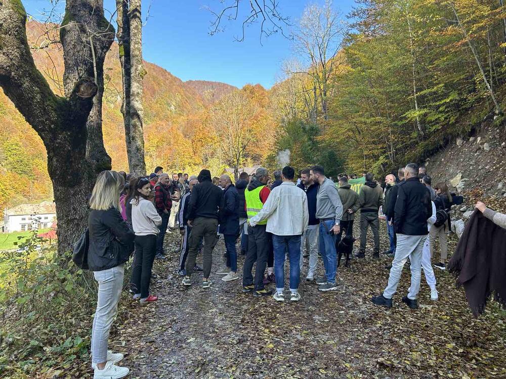 <p>Mještanka Marija Anđelić pozvala je okupljene da minutom ćutanja odaju počast Vladi i Opštini Kolašin, koji se, kako je rekla, ne okreću na probleme mještana tog sela</p>