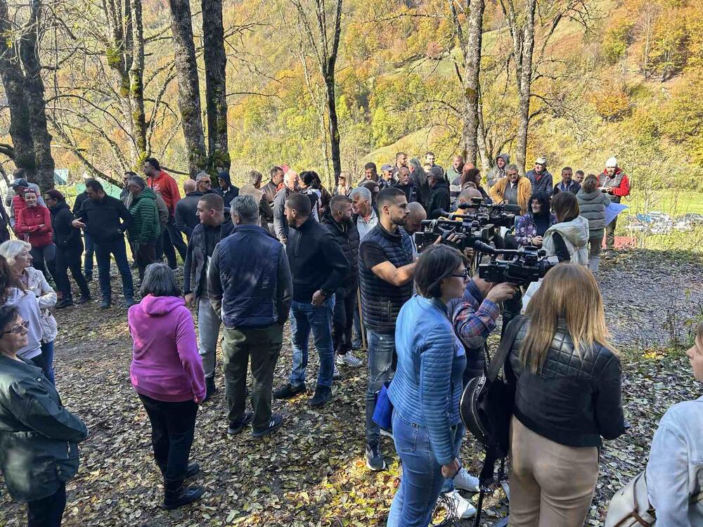 <p>Mještanka Marija Anđelić pozvala je okupljene da minutom ćutanja odaju počast Vladi i Opštini Kolašin, koji se, kako je rekla, ne okreću na probleme mještana tog sela</p>